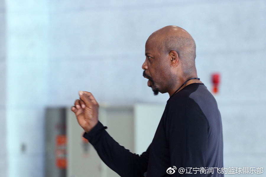 在篮下的肌肉丛林里，辽篮内线球员正在班克斯的注视下进行对抗性上篮，眼神中透露出对每一个动作的专注。