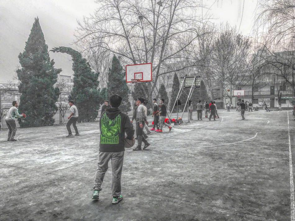 夕阳下的校园小径上，余诺然背着书包大步向前，背影充满朝气与力量，预示着光明的未来。