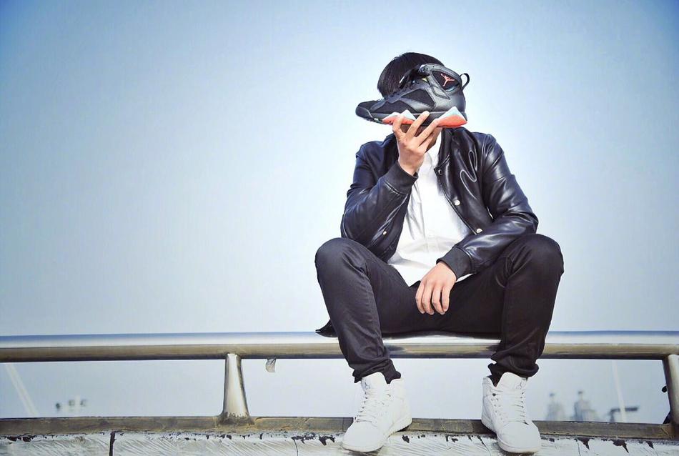 余诺然在赛场外手持参赛证件，自信微笑，青春的气息扑面而来。