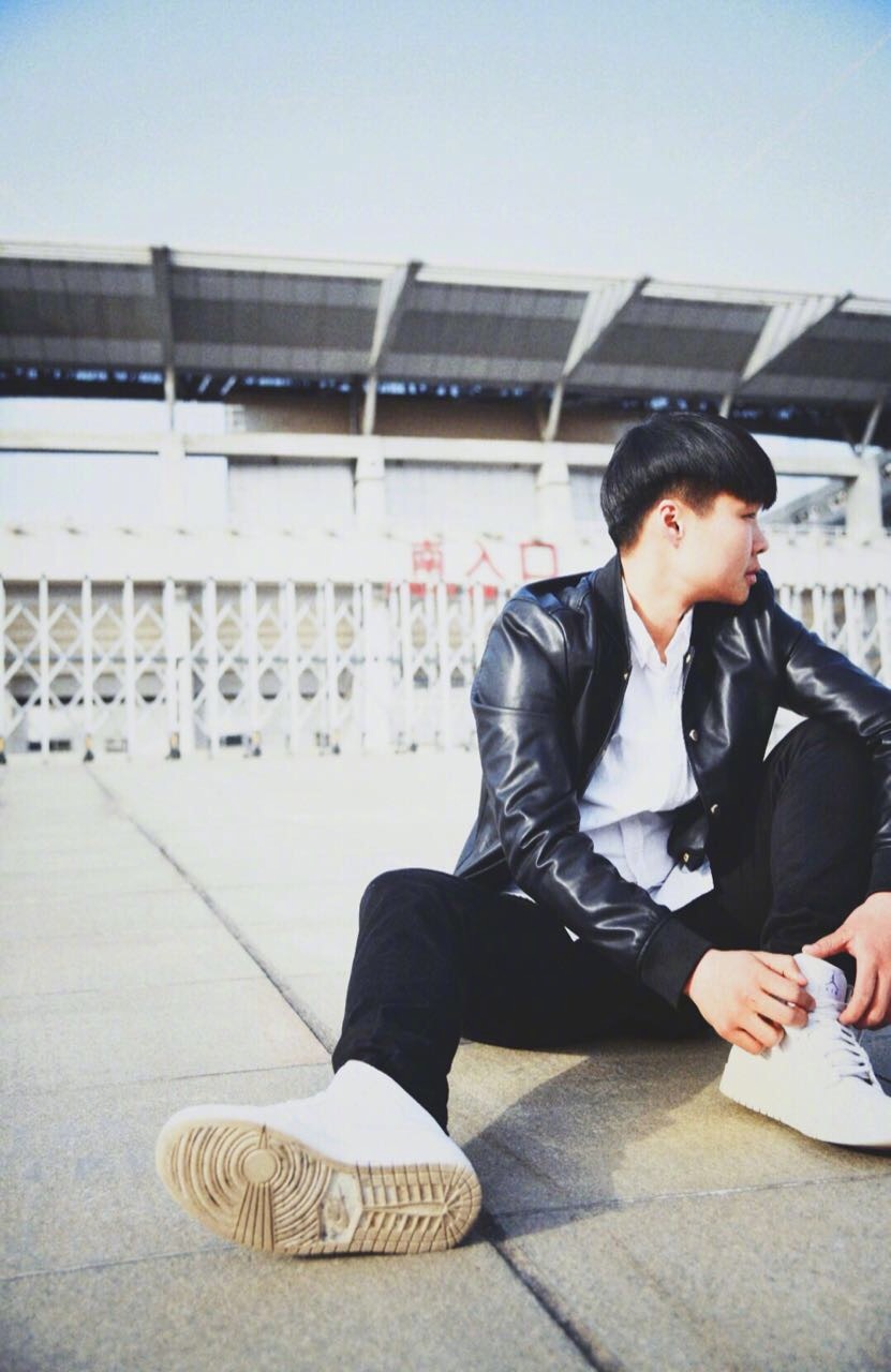 深夜的教室里，余诺然独自坐在课桌前，台灯的光晕笼罩着她认真修改作文的身影。