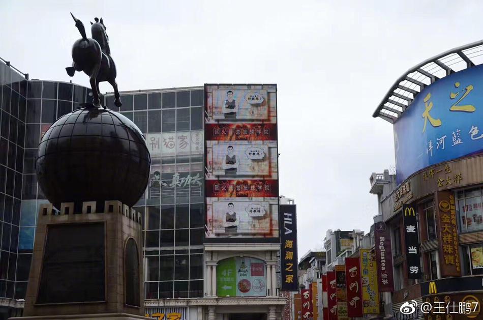 年轻的学员们在薪火阵营的球场上专注运球，在专业教练的注视下，每一次基本功练习都充满力量