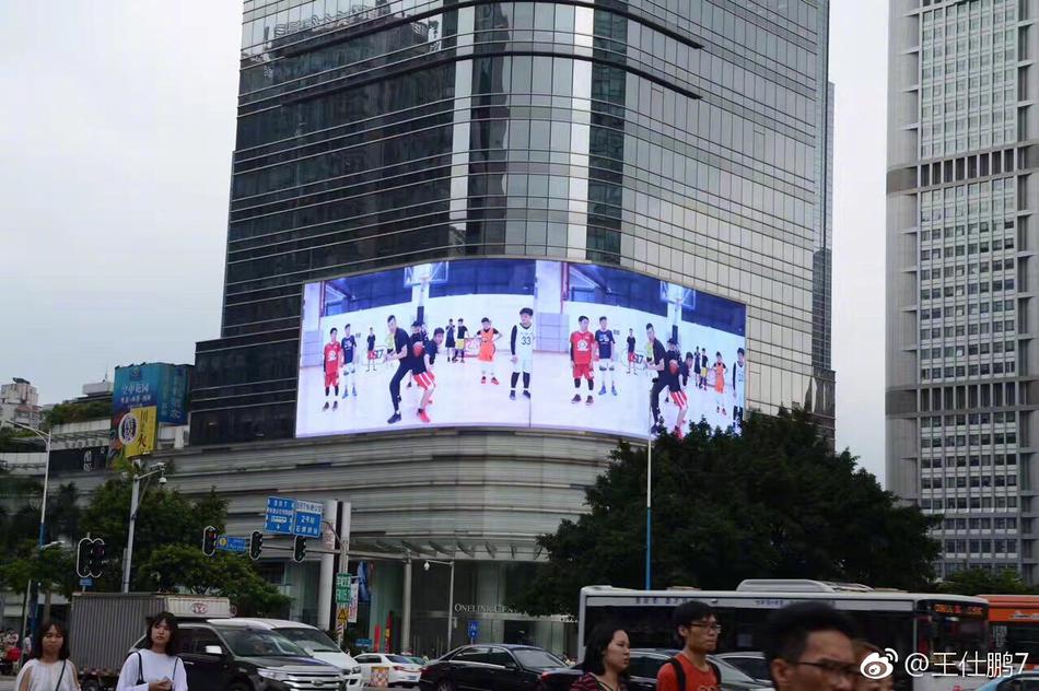 赛场上一位薪火小球员高高跃起投篮，汗水在空中飞扬，背景里是同样全力以赴的对手与充满期待的观众