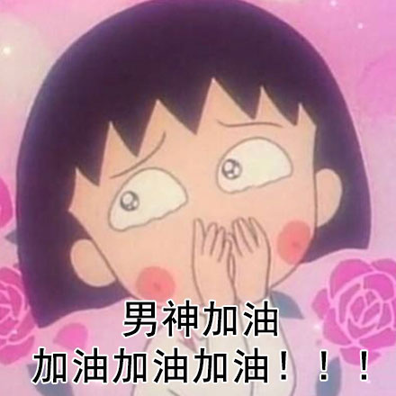 天色渐暗，球场亮起了灯光。两个女生并肩坐在场边的台阶上，一边聊着天，一边不时抬头望向球场上奔跑的身影，享受着惬意的闲暇时光。