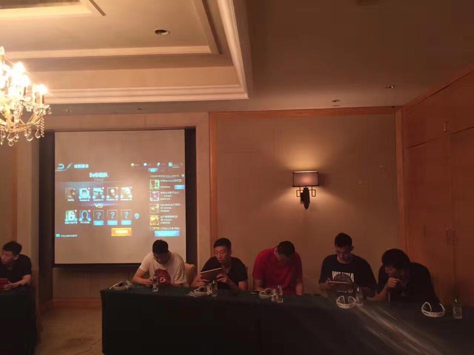 游戏界面中,英雄貂蝉在蓝紫色调的野区中灵活走位,技能花瓣纷飞,她的每一次出击都如同篮球场上灵巧的控卫,在对手的严密防守中寻找一击制胜的突破口。