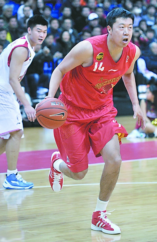 王治郅用他标志性的梦幻脚步晃开防守，轻舒猿臂将球送入篮筐，作为登陆NBA的中国第一人，他为八一队带来了前所未有的国际视野。