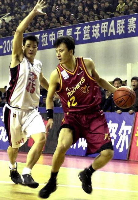 八一男篮老一辈球员们目光如炬，他们身着的不仅是战袍，更是军人的荣耀，仿佛在无声地宣告着对胜利的无限渴望。