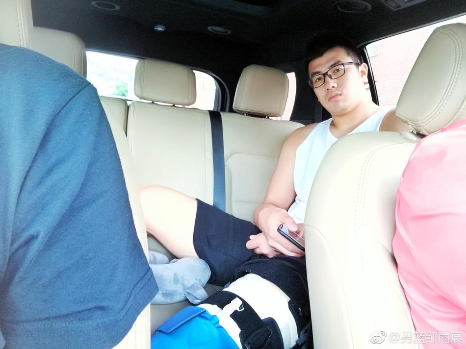 恢复室内，邹雨宸正在进行上肢力量训练，手臂肌肉线条分明，汗水见证了他积极康复的每一刻。