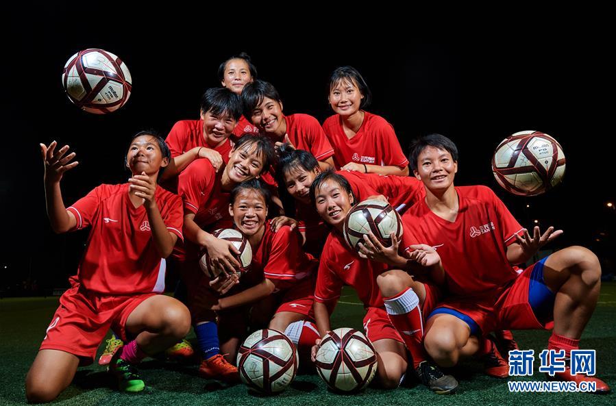 琼中是海南岛中部的一个国家级贫困县,琼中女