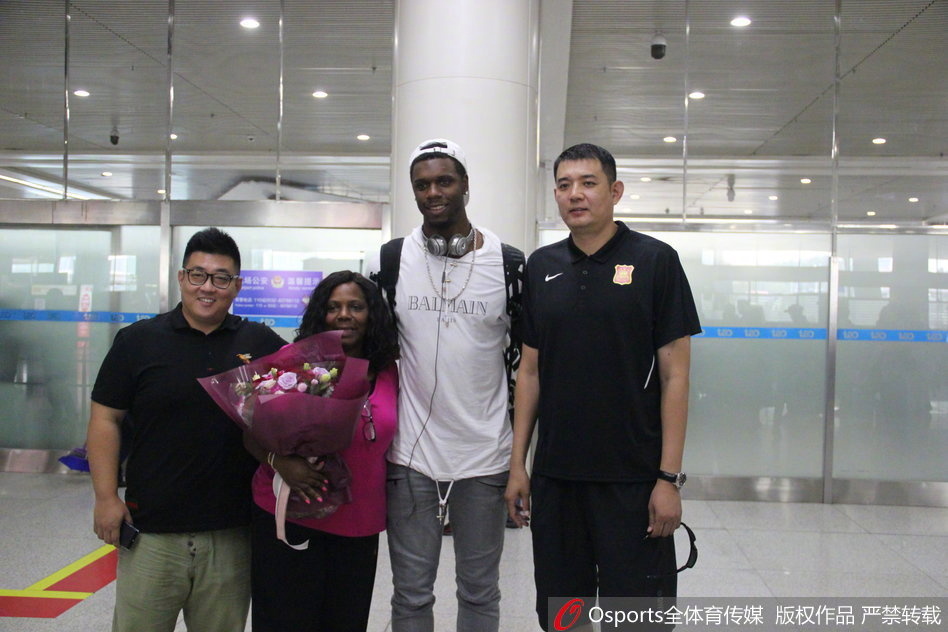 行李车堆叠如小山，除了厚重的球衣与战靴，似乎还装满了母亲对远行游子无微不至的关怀与牵挂。