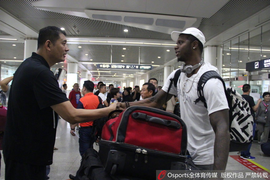 身着一袭白色休闲装的琼斯，眼神中满是对新征程的憧憬，与慈爱的母亲在机场留下初抵岛城的第一张合影。