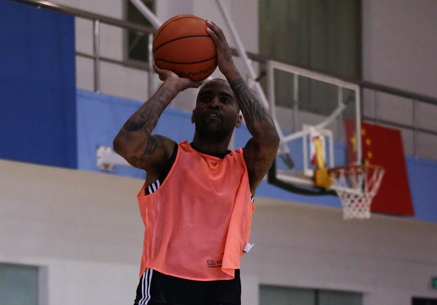 万众期待的目光聚焦在崭新的赛季,球迷的呐喊声仿佛已近在耳畔。