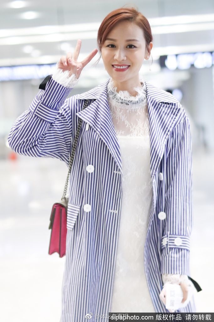 叶一茜身着条纹风衣清新靓丽
