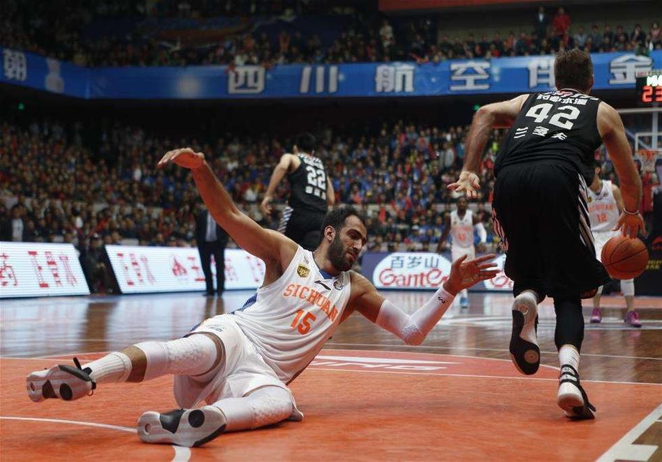 一名运动员在比赛中被对手撞倒,整个人飞了出去,但他在落地瞬间仍试图用手支撑,眼神紧盯前方