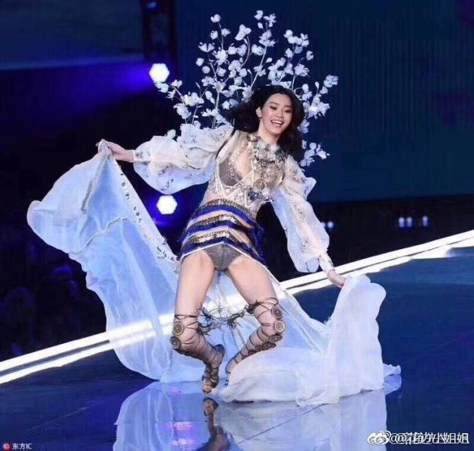 身披轻盈薄纱的奚梦瑶在闪耀的维密舞台上不慎被裙摆绊倒,双膝触地,一瞬间的错愕写在脸上