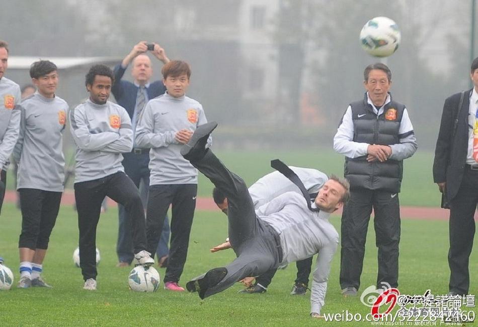 一位短跑选手在跨栏时失去平衡,身体倾斜,即将与栏架一同倒下,定格了赛场意外发生的惊险瞬间