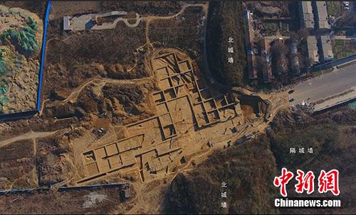 河南新郑郑韩故城遗址中,北城门遗址航拍图。供图
