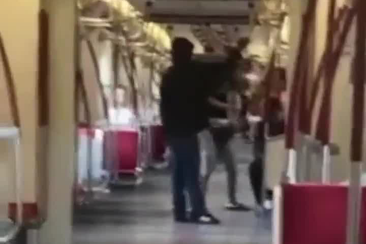 亚裔女子加拿大遭非裔歧视 被骂滚回中国