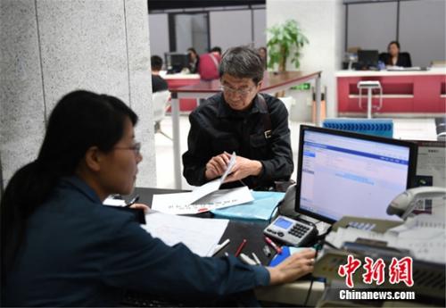 市民在杭州市行政服务中心窗口办理业务。王刚 摄