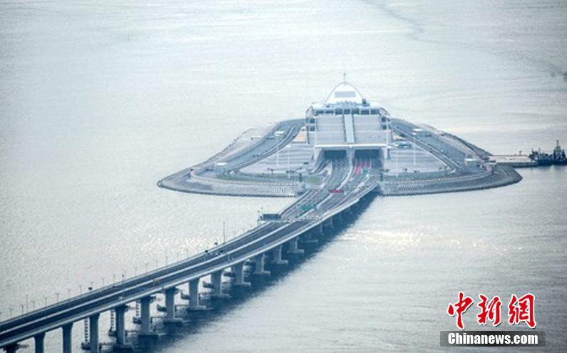 图为4月11日拍摄的港珠澳大桥东人工岛的景象.中新社记者 麦尚旻 摄