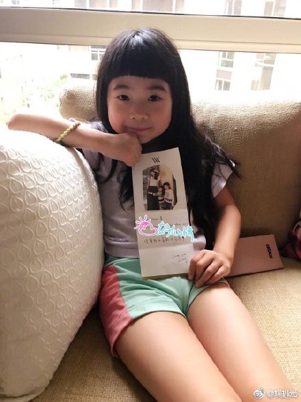 昆凌与妈妈合影 妈妈神似曹格女儿grace姐姐