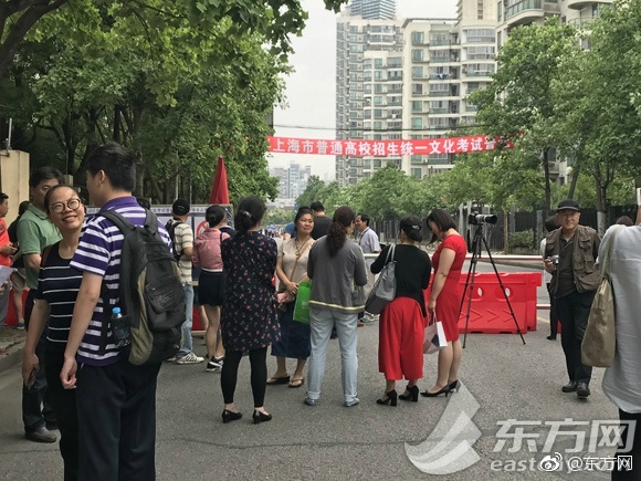 扒下内裤露出打嫩嫩的屁股