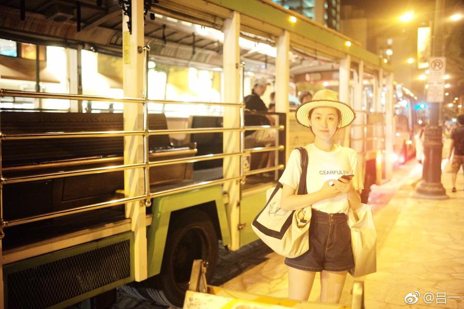 吕一深夜素颜街拍 光影流转颇有意境