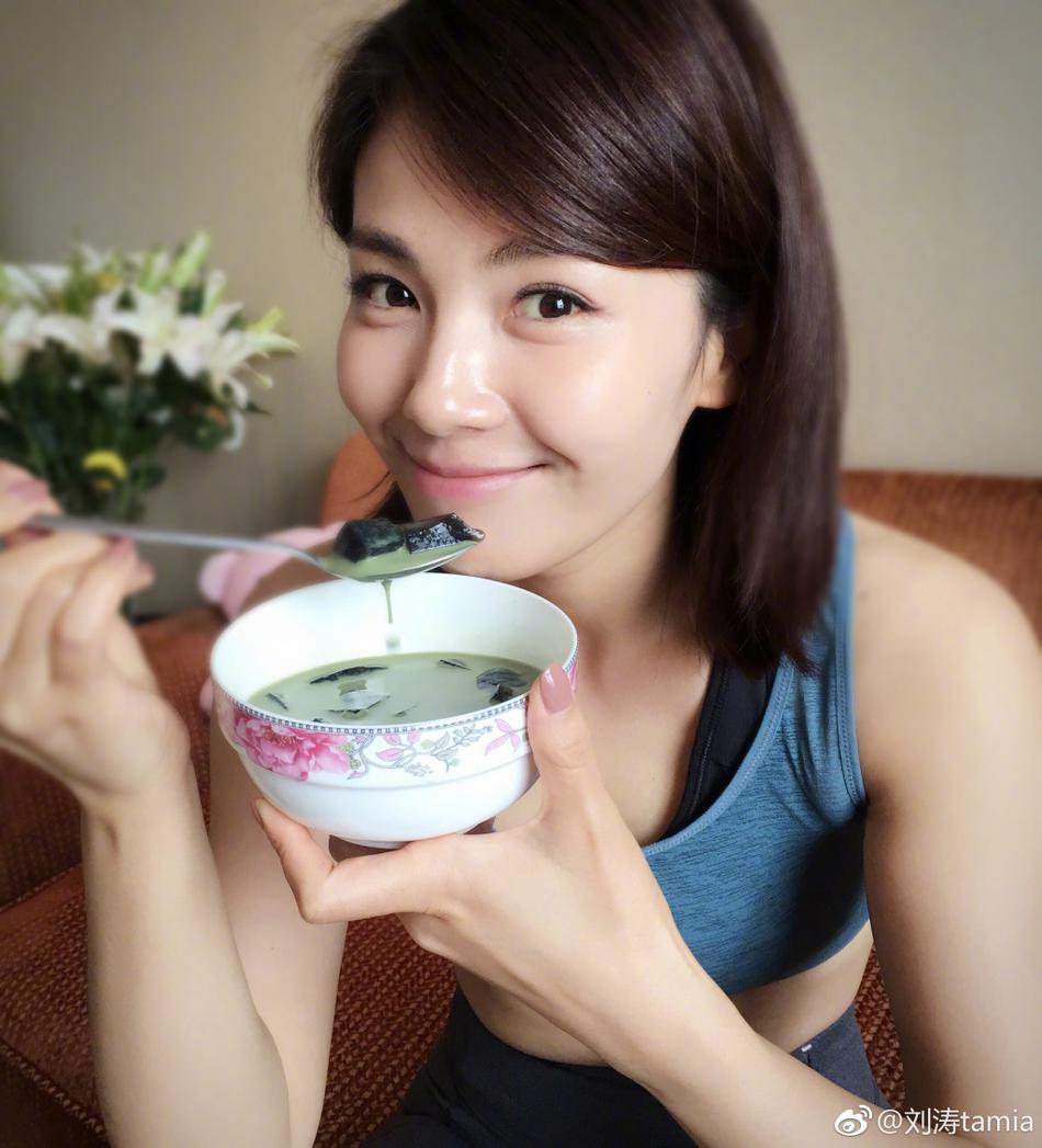 7月16日,在微博晒了一组素颜美照,照片中刘涛吃着自己亲手做的仙草冻,格外开心。刘涛还在微博配文道:天太热,享受一碗自己做的仙草冻,吃完开练!顺便让你们看看大图小图有啥区别。那么热的天气刘涛还坚持健身,果然功夫不负有心人,在刘涛放出的大图中可以清晰的看到刘涛的马甲线。