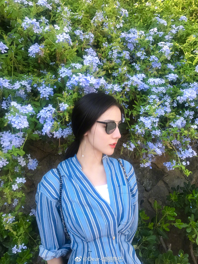 迪丽热巴珍藏美照 蓝色条纹上衣搭热裤秀长腿