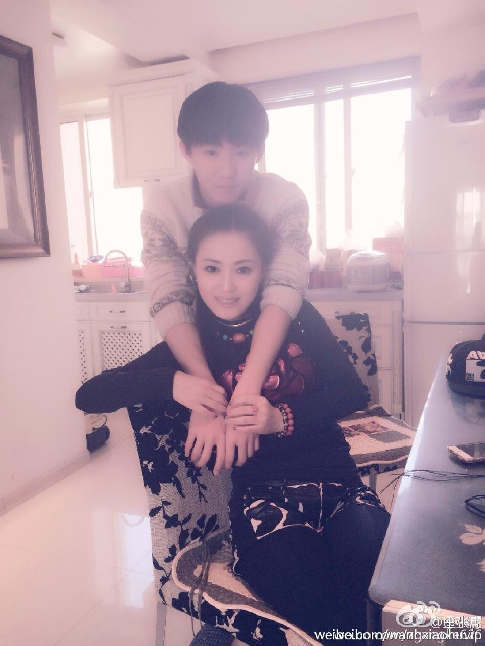 儿子撞脸王俊凯 老婆也漂亮