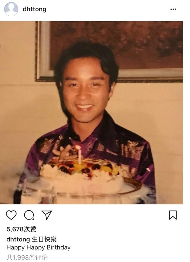 照片中,张国荣面带微笑坐在生日蛋糕前面,如今再看到这张