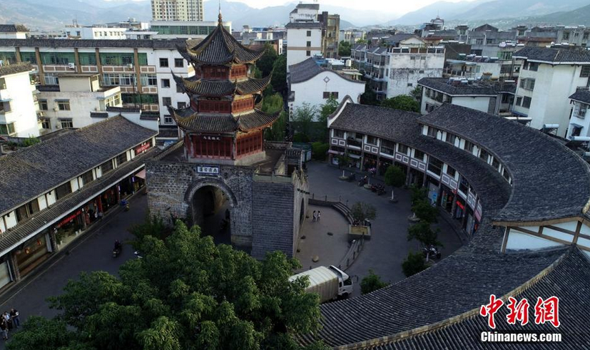 图为空中俯瞰德昌县城的钟鼓楼,该楼始建于清道光18年(公元1838年)。 刘忠俊 摄