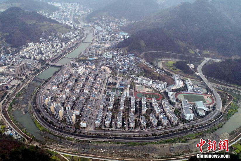 图为无人机航拍广元市青川县城。 刘忠俊 摄