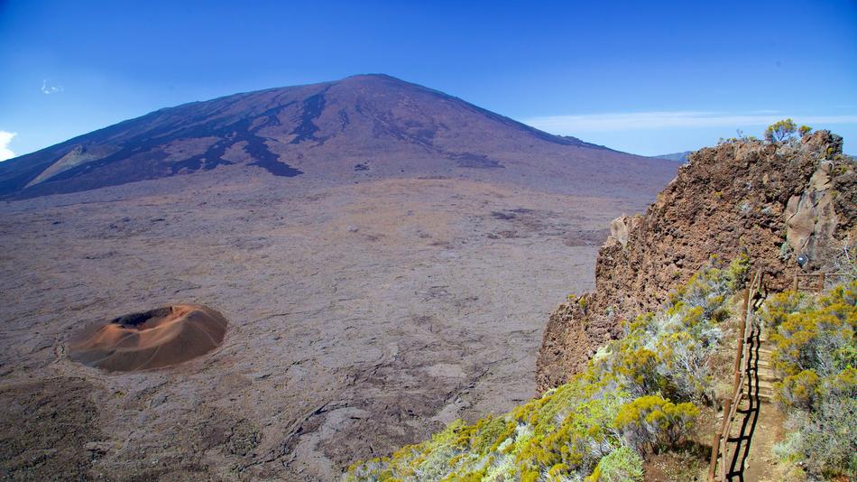 富尔奈斯火山美景:曾经壮观喷发