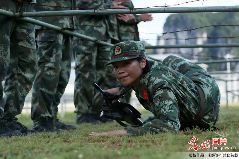 广西武警"兵教头"中的"铿锵玫瑰"