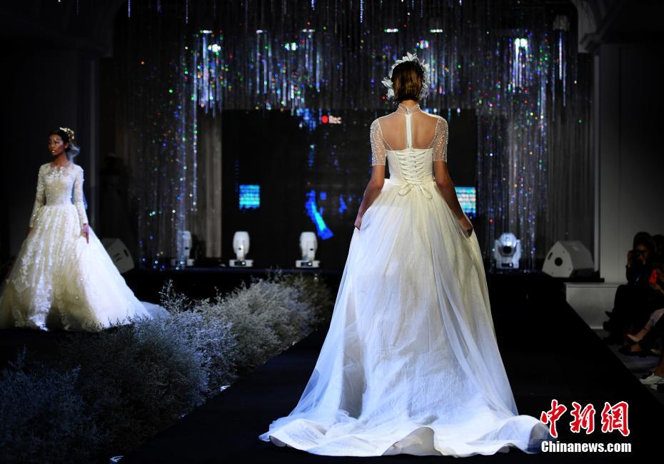 走秀婚纱_模特走秀婚纱