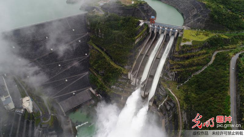 湖北巴东:水布垭大坝开闸泄洪