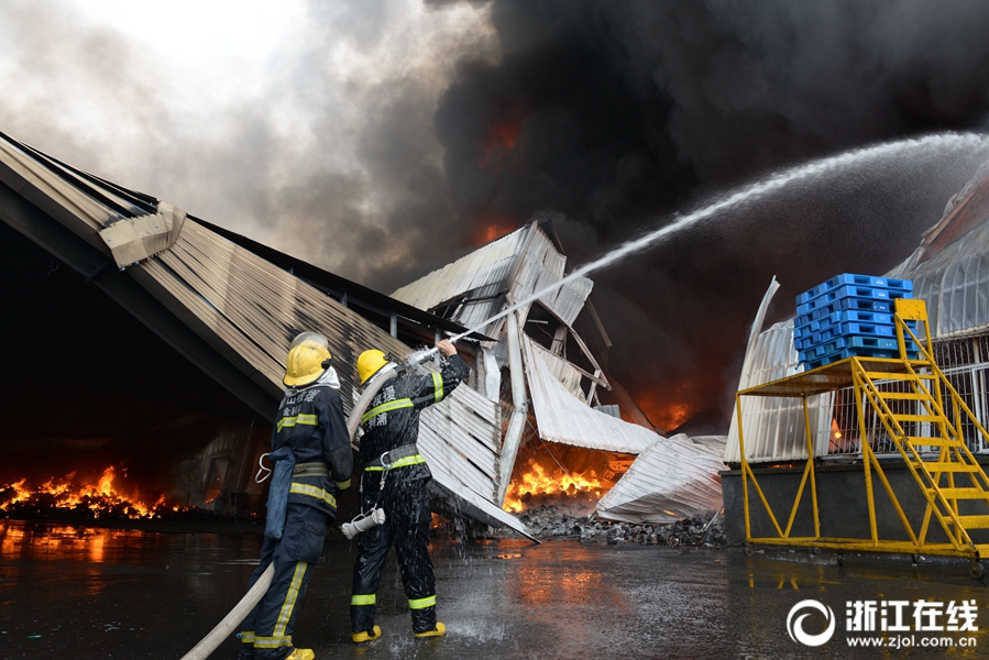 杭州苏泊尔仓库起火图片
