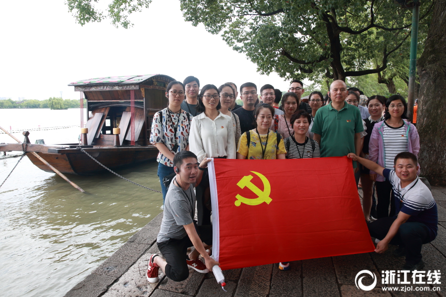 嘉兴:万人瞻仰红船 迎接党的生日