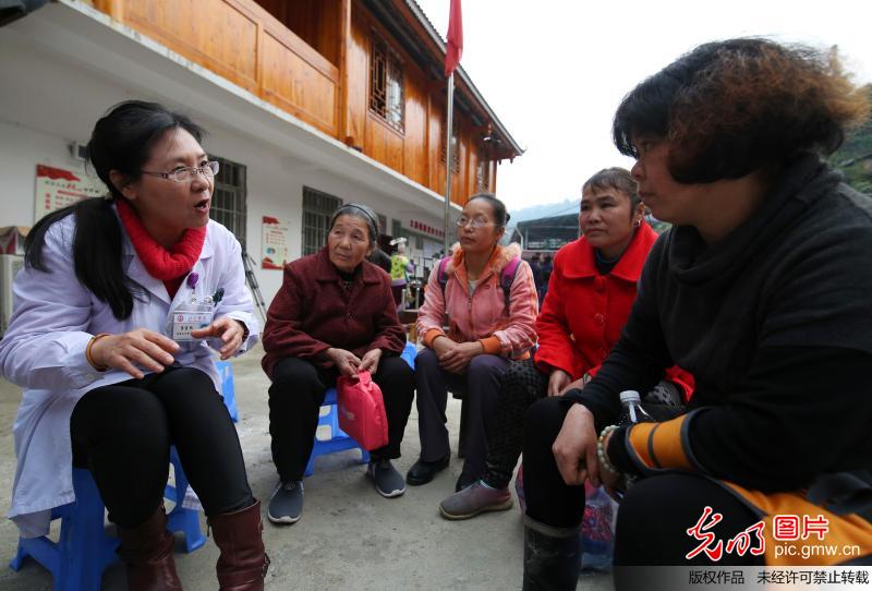 人口与少数民族问题_民族团结图片展