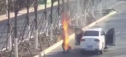 汽车突发意外 司机成“火人”逃出驾驶室