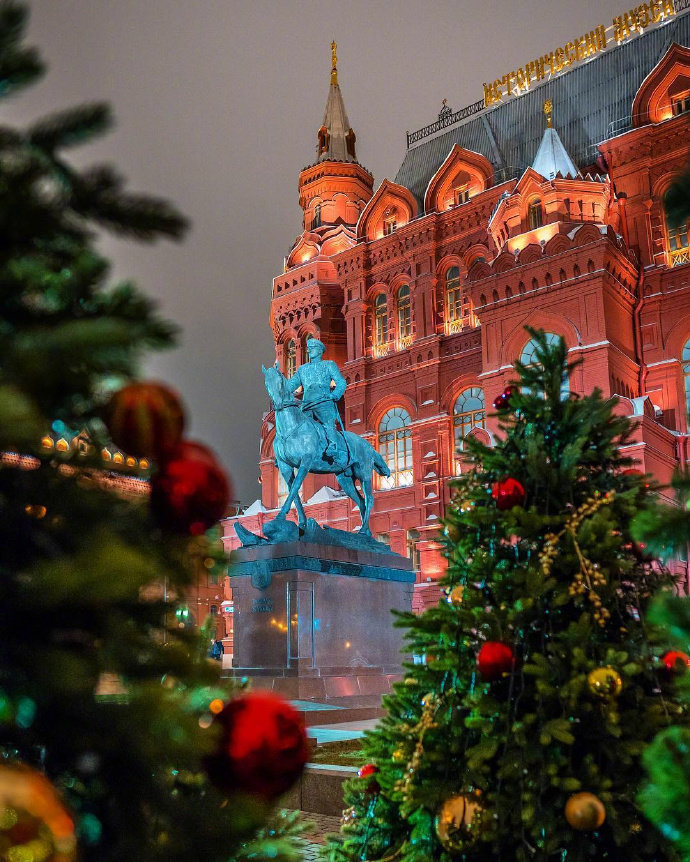 莫斯科红场的雪夜图1