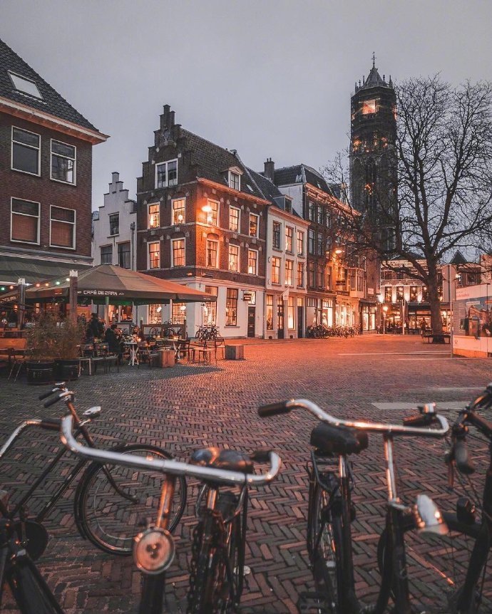 荷兰夜幕降临时的橘色灯光