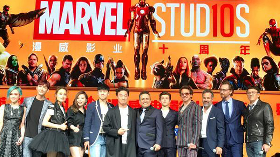 漫威电影十周年庆典合影 歌手站在C位?