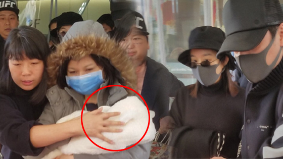 赵丽颖产子后出院 冯绍峰陪同家人怀抱宝宝