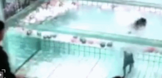 没想到狗狗不会游泳 宠物店员和狗主眼看着它溺亡