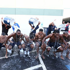 冰桶挑战开始在体育圈蔓延