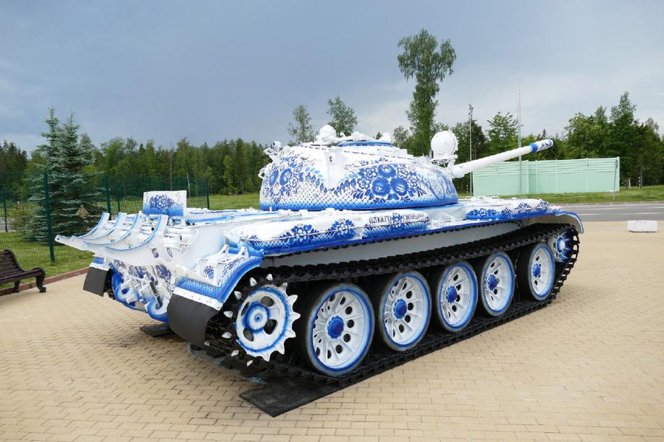 白底蓝花好扎眼:俄罗斯版"青花瓷"t54坦克亮相