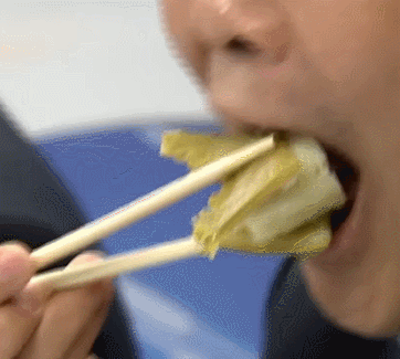 台政客大吃带皮水煮香蕉(gif)