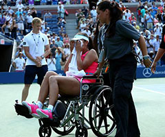 彭帅坐轮椅离场含泪退赛