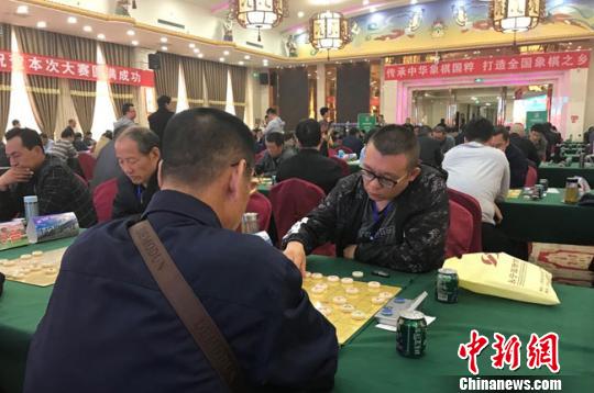 3月29日,2018“敦煌杯”丝路怡苑全国象棋公开赛在甘肃敦煌举行,来自北京、上海、天津、浙江、内蒙古等20多个省、市、自治区的160名象棋爱好者登台博弈。 艾庆龙 摄